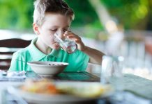Causes of Drinking Water While Eating